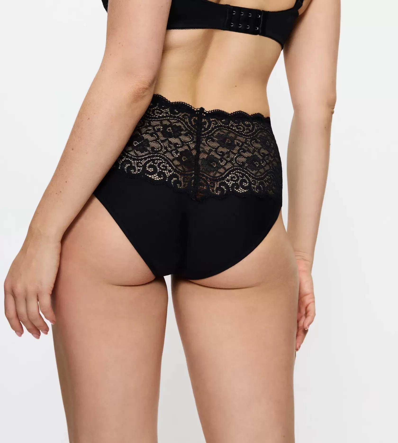 amourette_5-3.webp Triumph AMOURETTE Black Hot