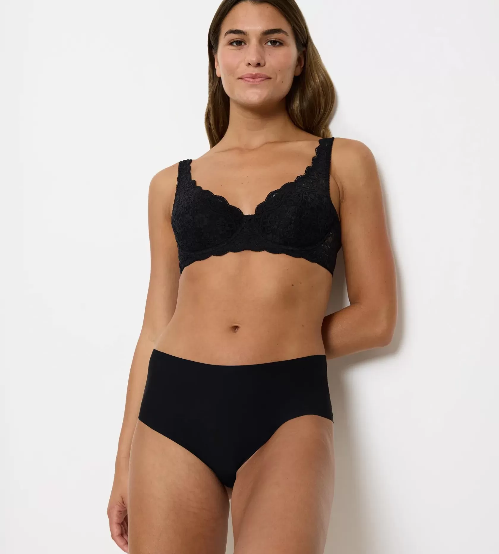 amourette_6-29.webp Triumph AMOURETTE Black Store