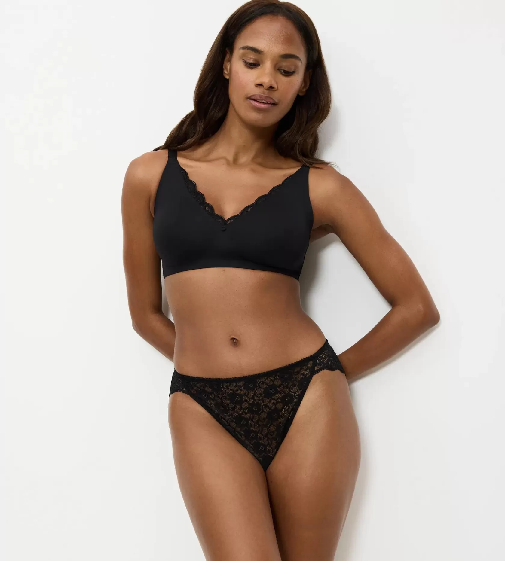 amourette_6-46.webp Triumph AMOURETTE Black Discount