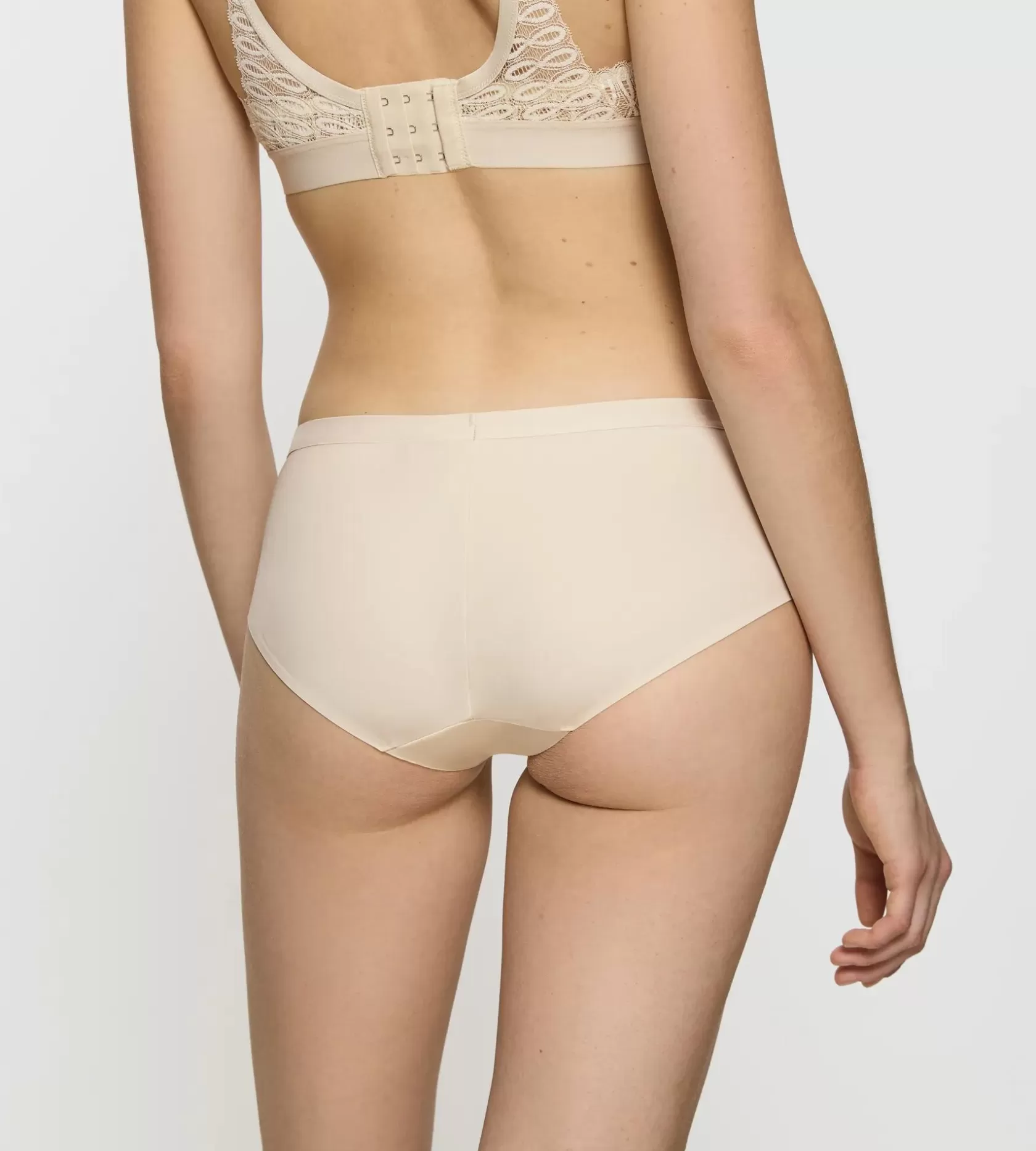 aura_spotlight_5-13.webp Triumph AURA SPOTLIGHT CreamyDream Hot