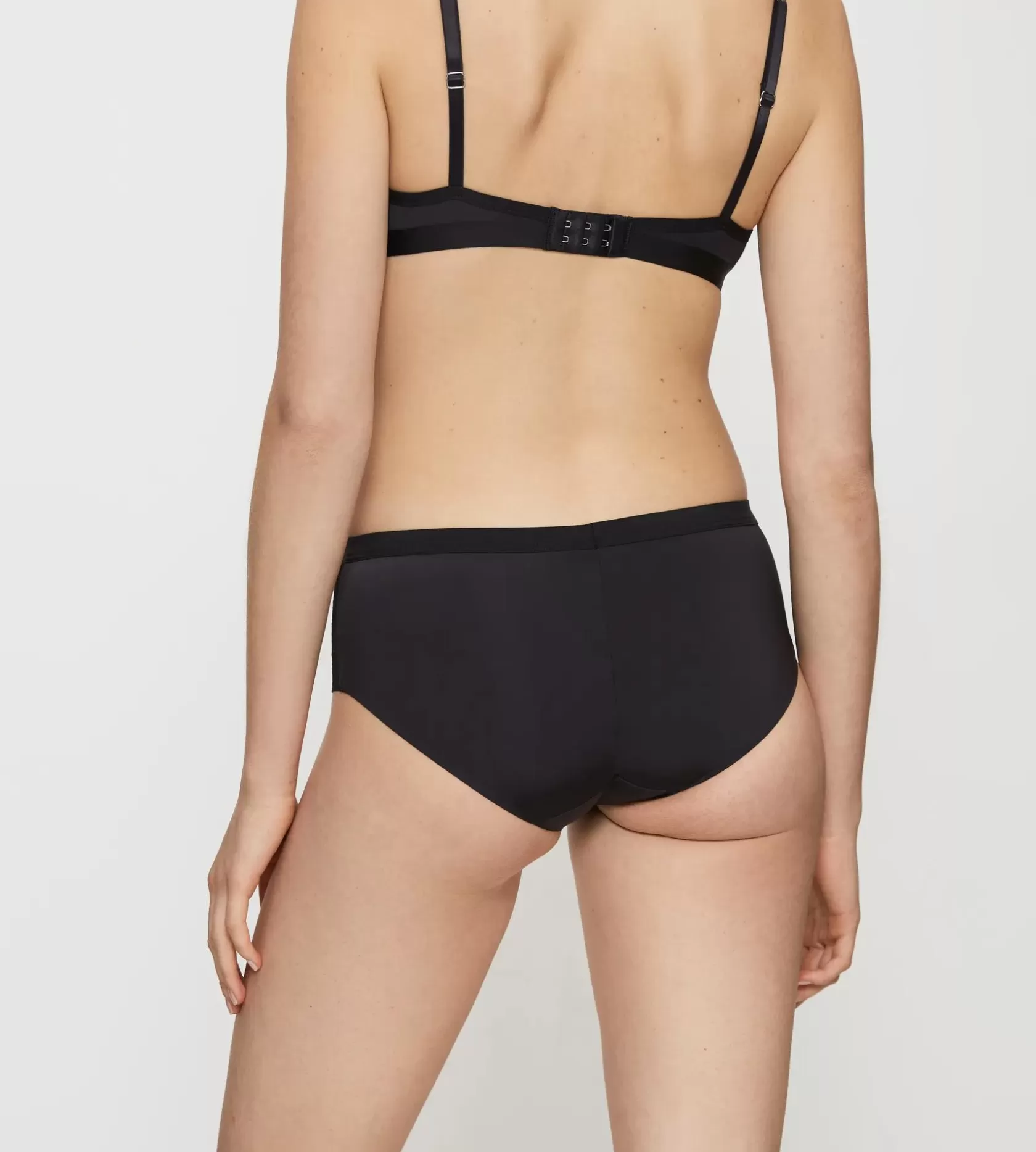 aura_spotlight_5-14.webp Triumph AURA SPOTLIGHT Black Discount