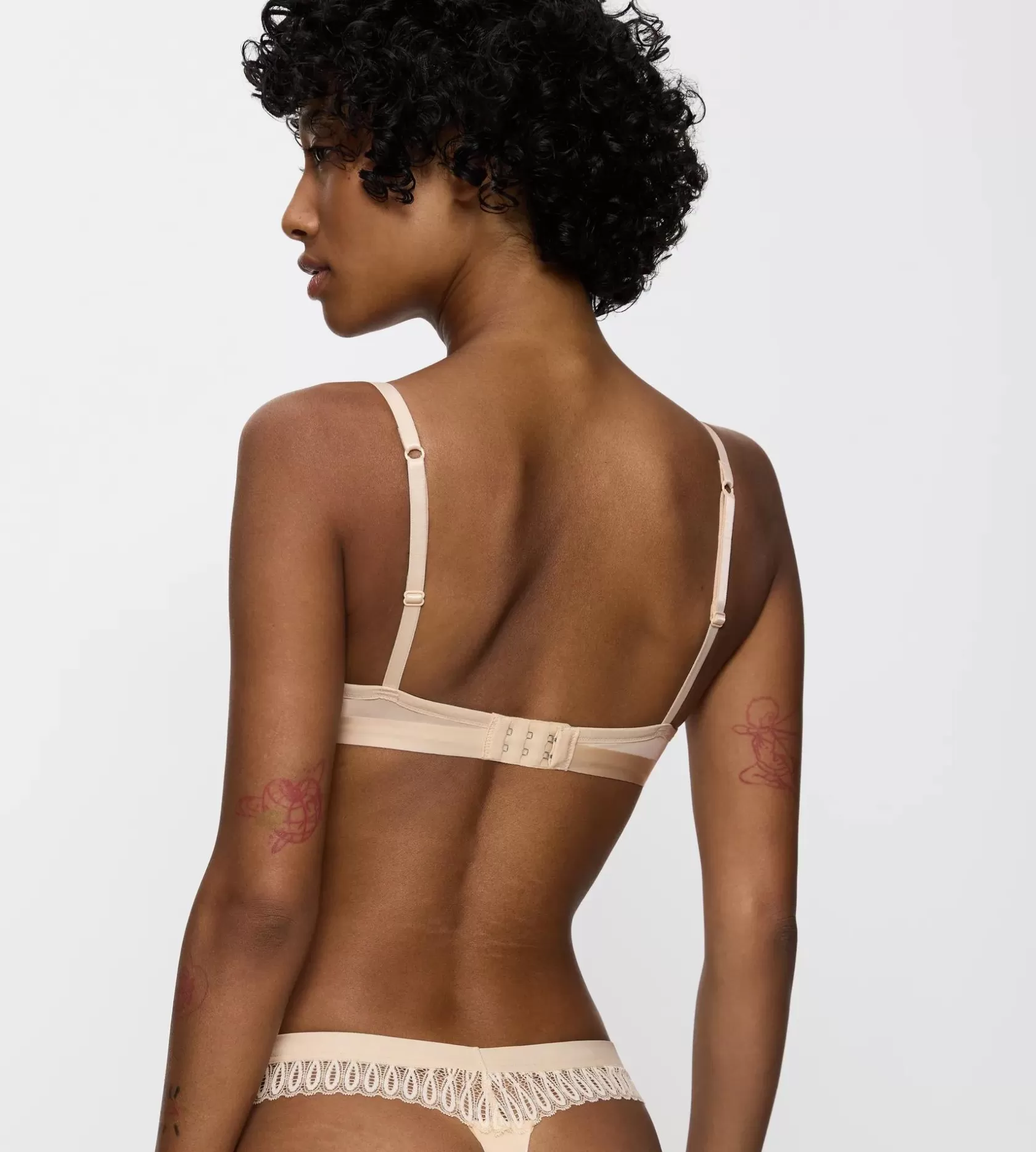 aura_spotlight_5-26.webp Triumph AURA SPOTLIGHT CreamyDream Store