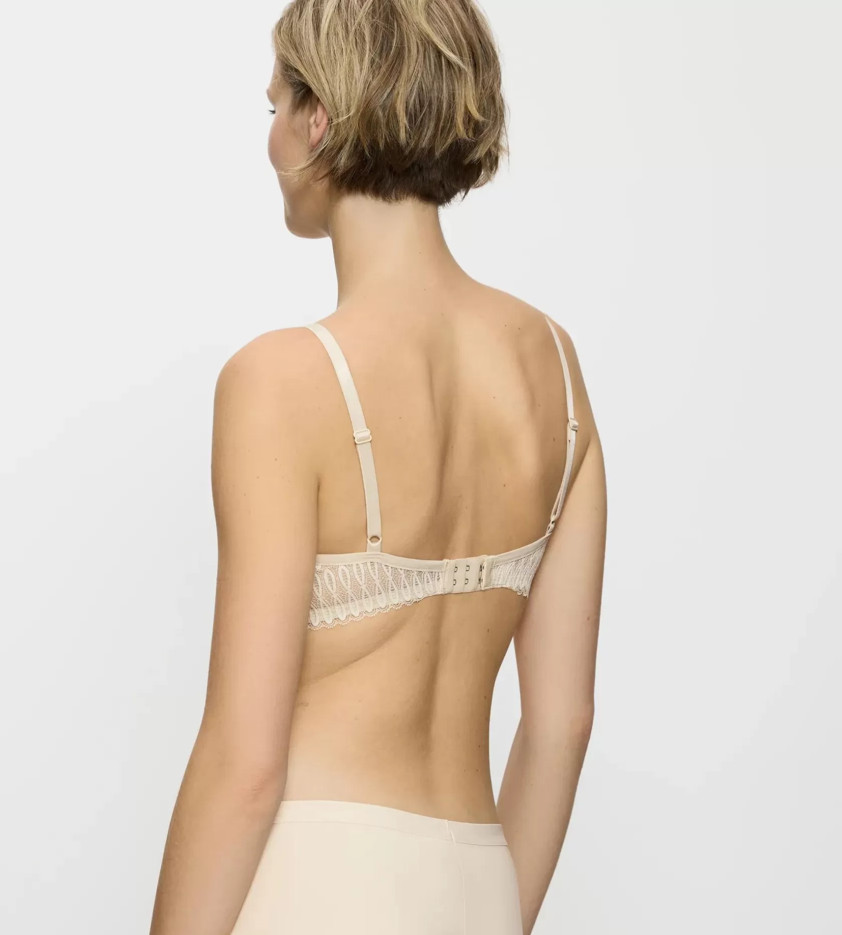 aura_spotlight_5-27.webp Triumph AURA SPOTLIGHT CreamyDream Hot