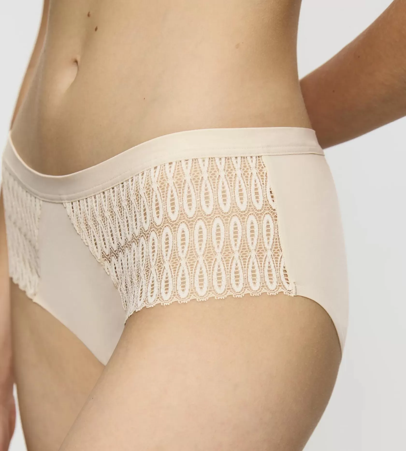 aura_spotlight_7-13.webp Triumph AURA SPOTLIGHT CreamyDream Hot