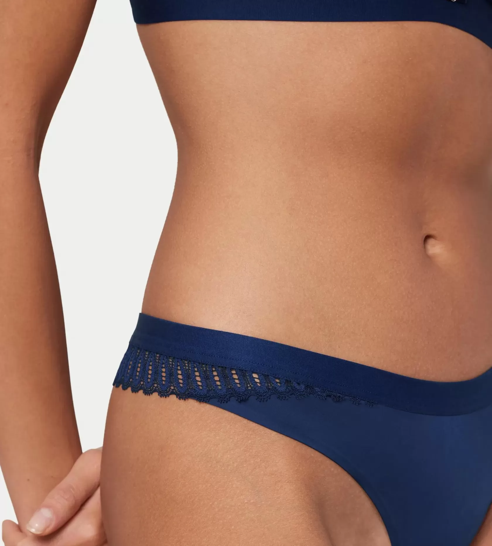 aura_spotlight_7-15.webp Triumph AURA SPOTLIGHT DeepWater Hot