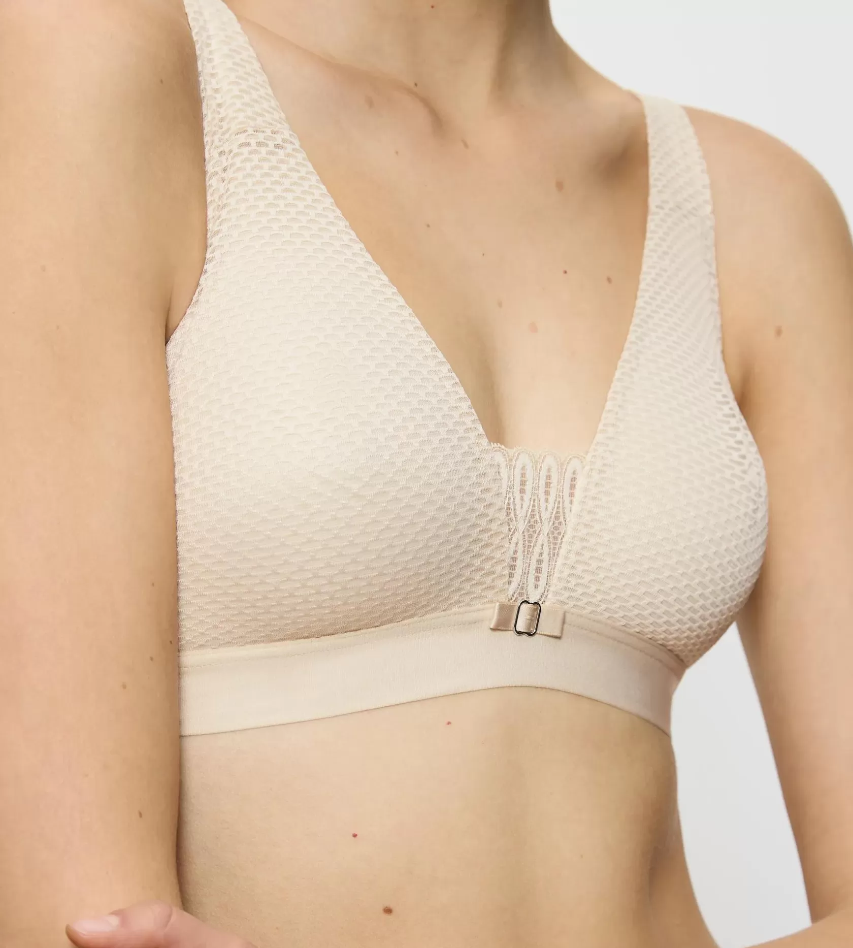 aura_spotlight_7-21.webp Triumph AURA SPOTLIGHT CreamyDream Outlet