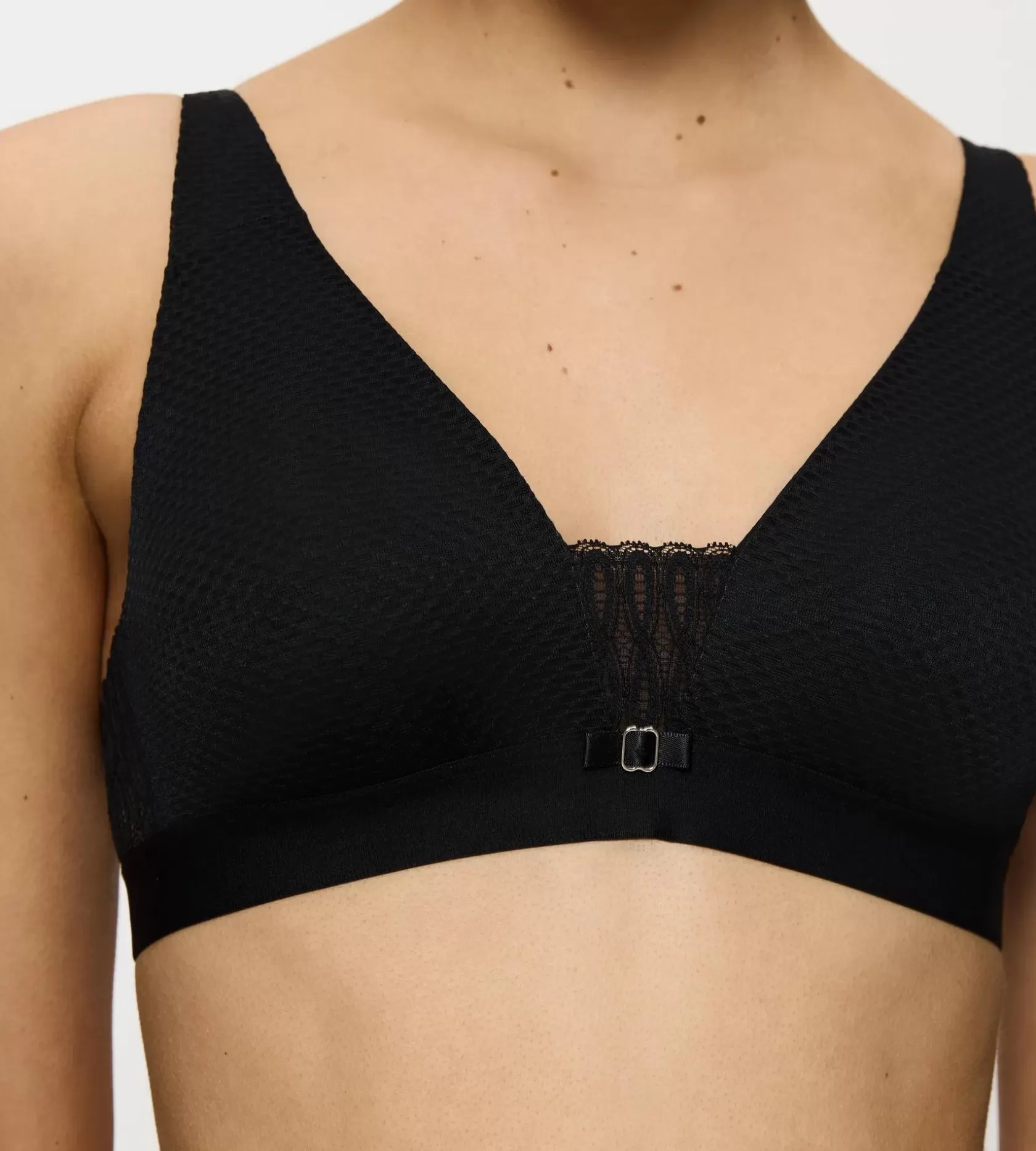 aura_spotlight_7-22.webp Triumph AURA SPOTLIGHT Black Flash Sale