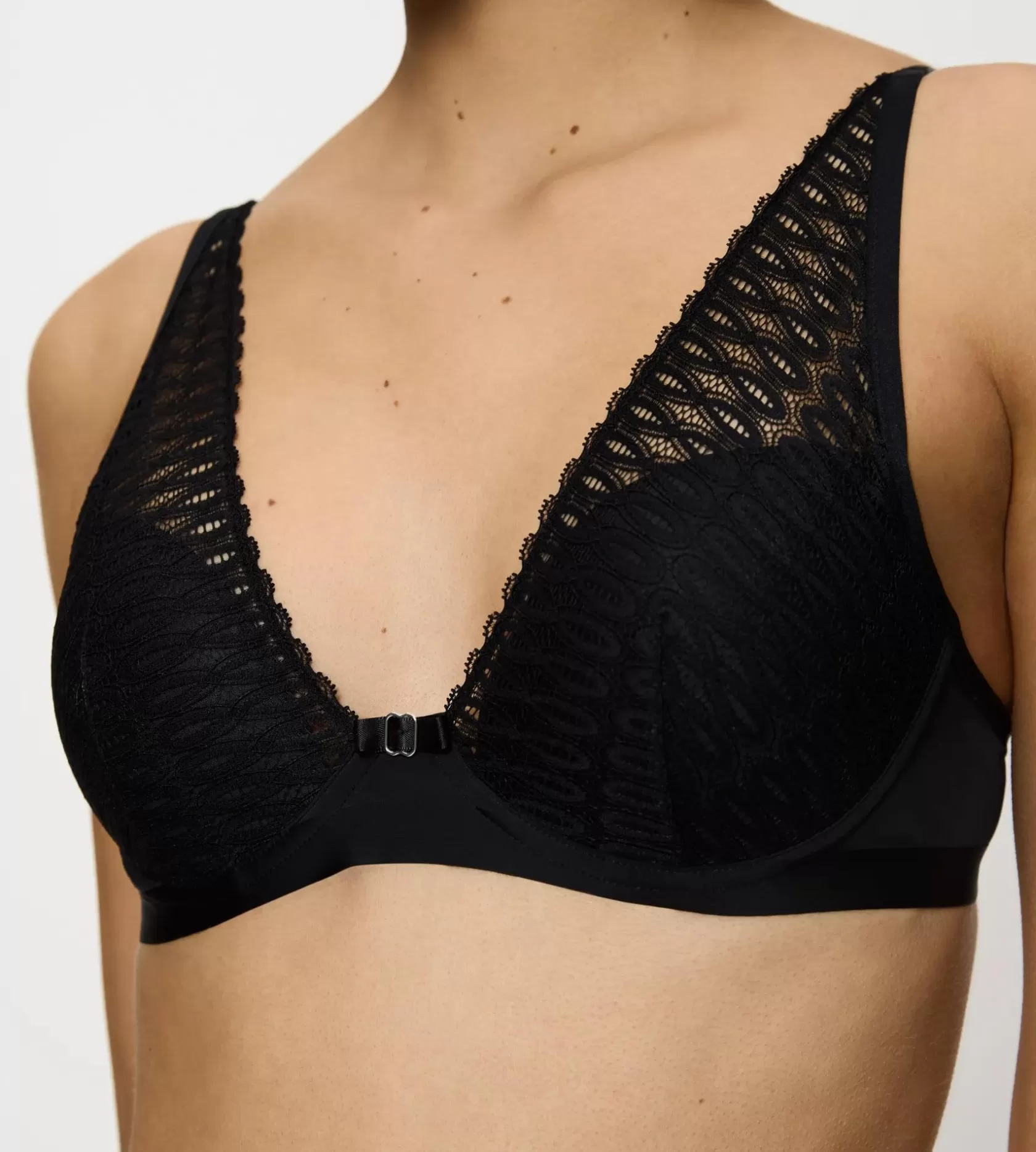 aura_spotlight_7-30.webp Triumph AURA SPOTLIGHT Black Discount