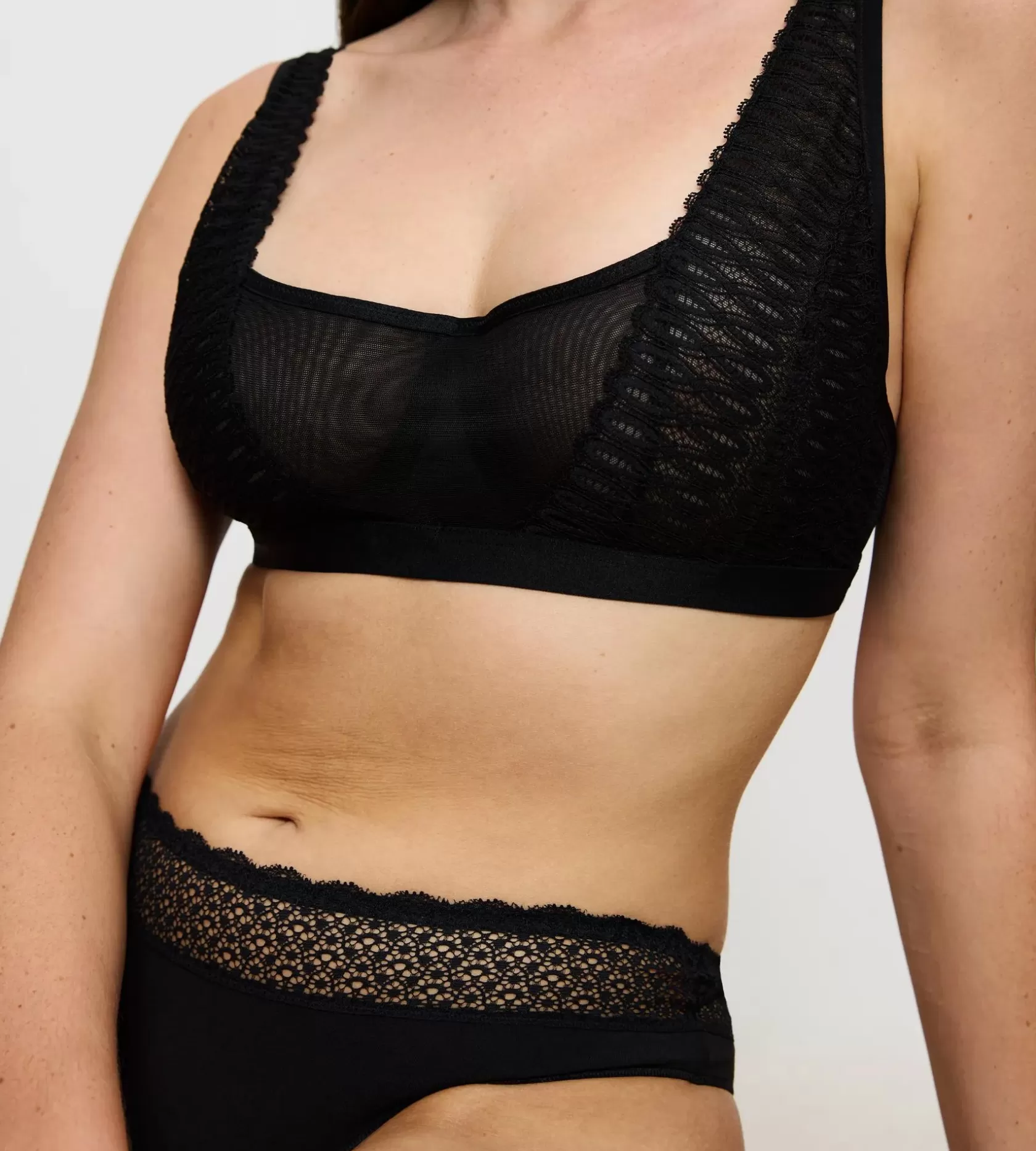 aura_spotlight_7-31.webp Triumph AURA SPOTLIGHT Black Outlet