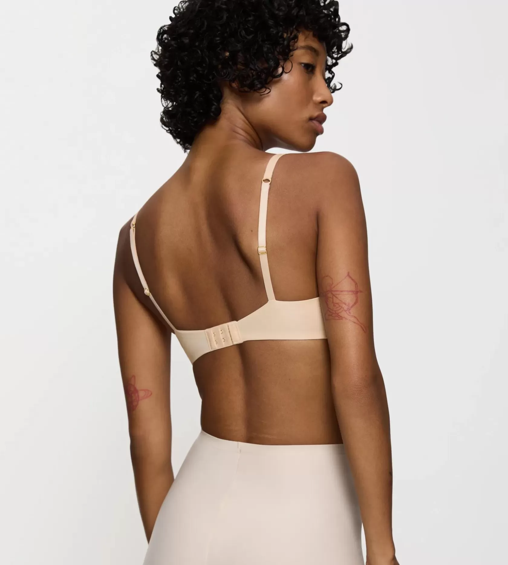 body_makeup_essentials_5-3.webp Triumph BODY MAKE-UP ESSENTIALS NudeBeige Best