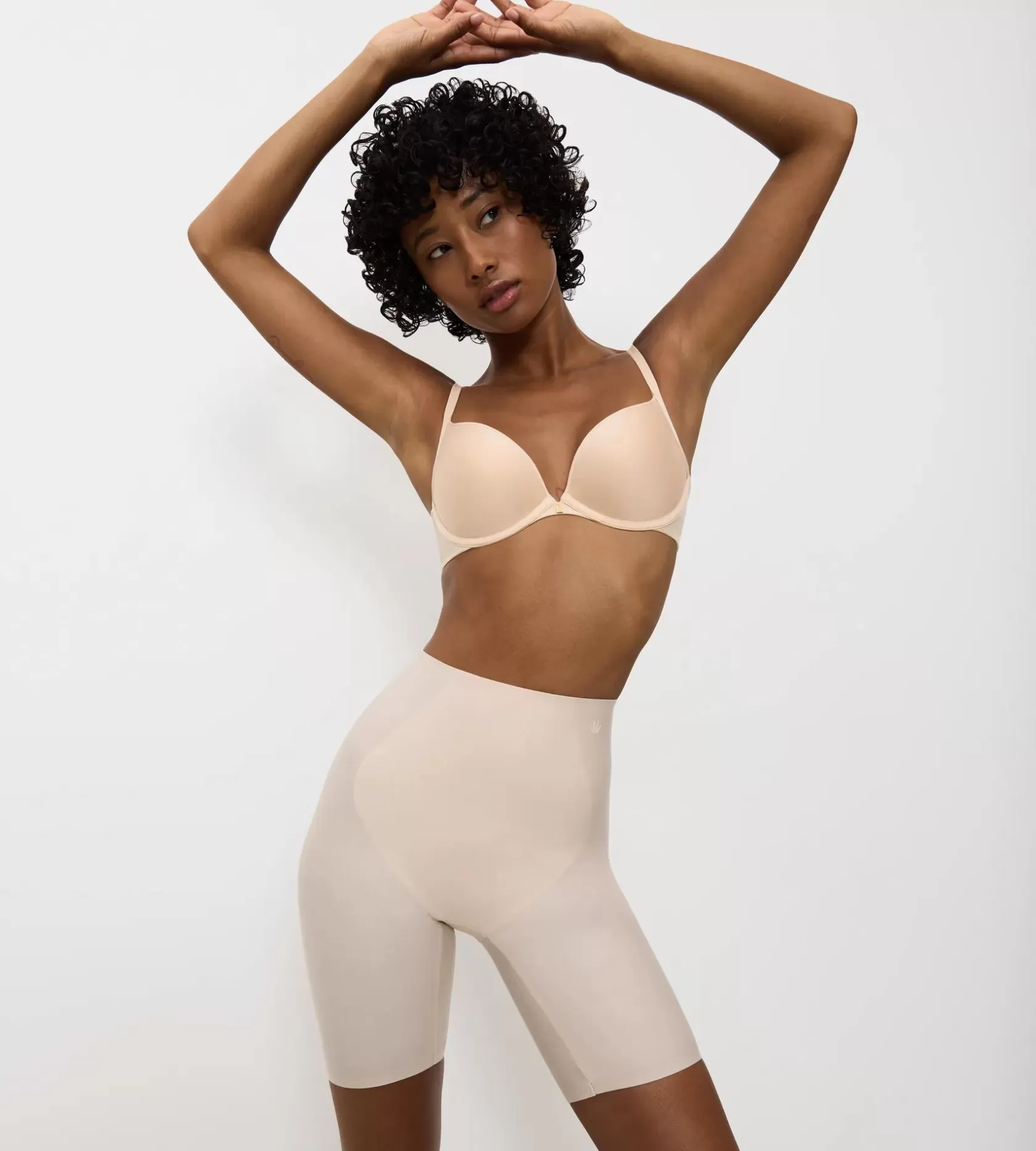 body_makeup_essentials_6-3.webp Triumph BODY MAKE-UP ESSENTIALS NudeBeige Best