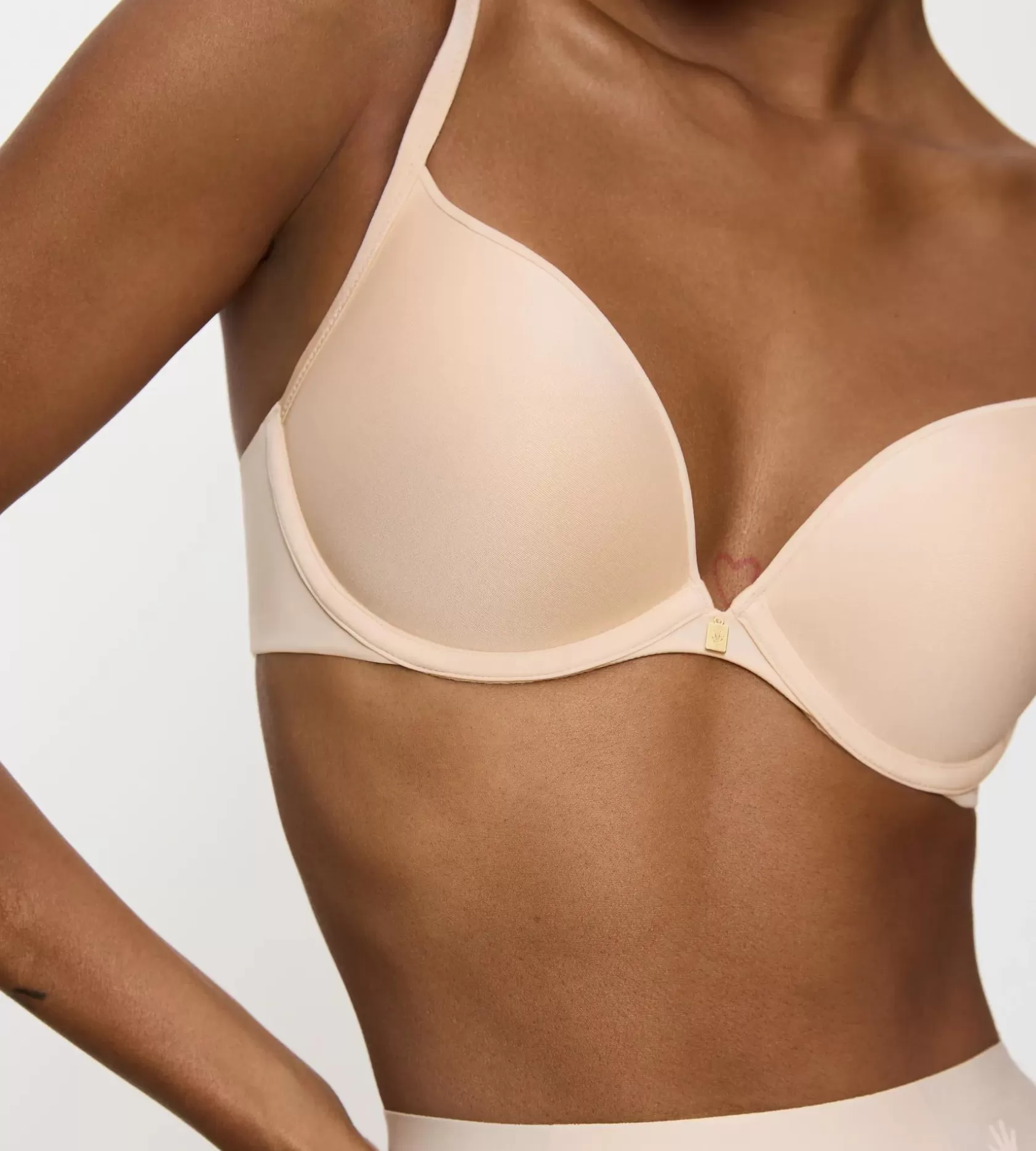 body_makeup_essentials_7-3.webp Triumph BODY MAKE-UP ESSENTIALS NudeBeige Best