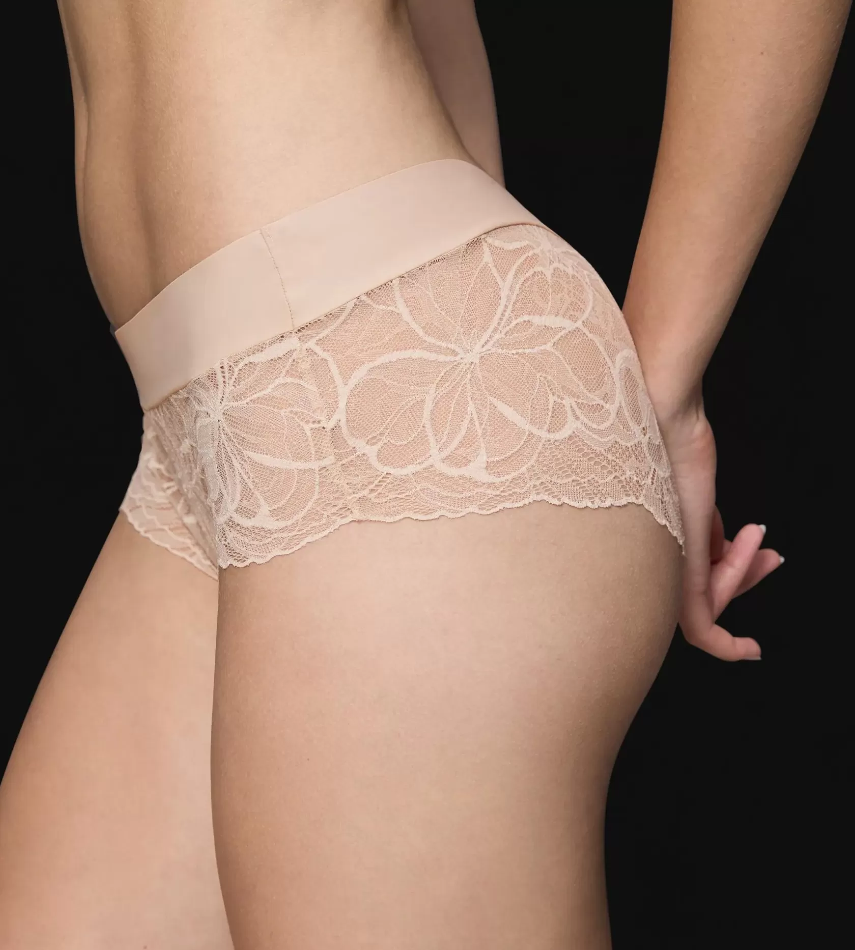 body_makeup_illusion_lace_7-3.webp Triumph BODY MAKE-UP ILLUSION LACE NudeBeige New