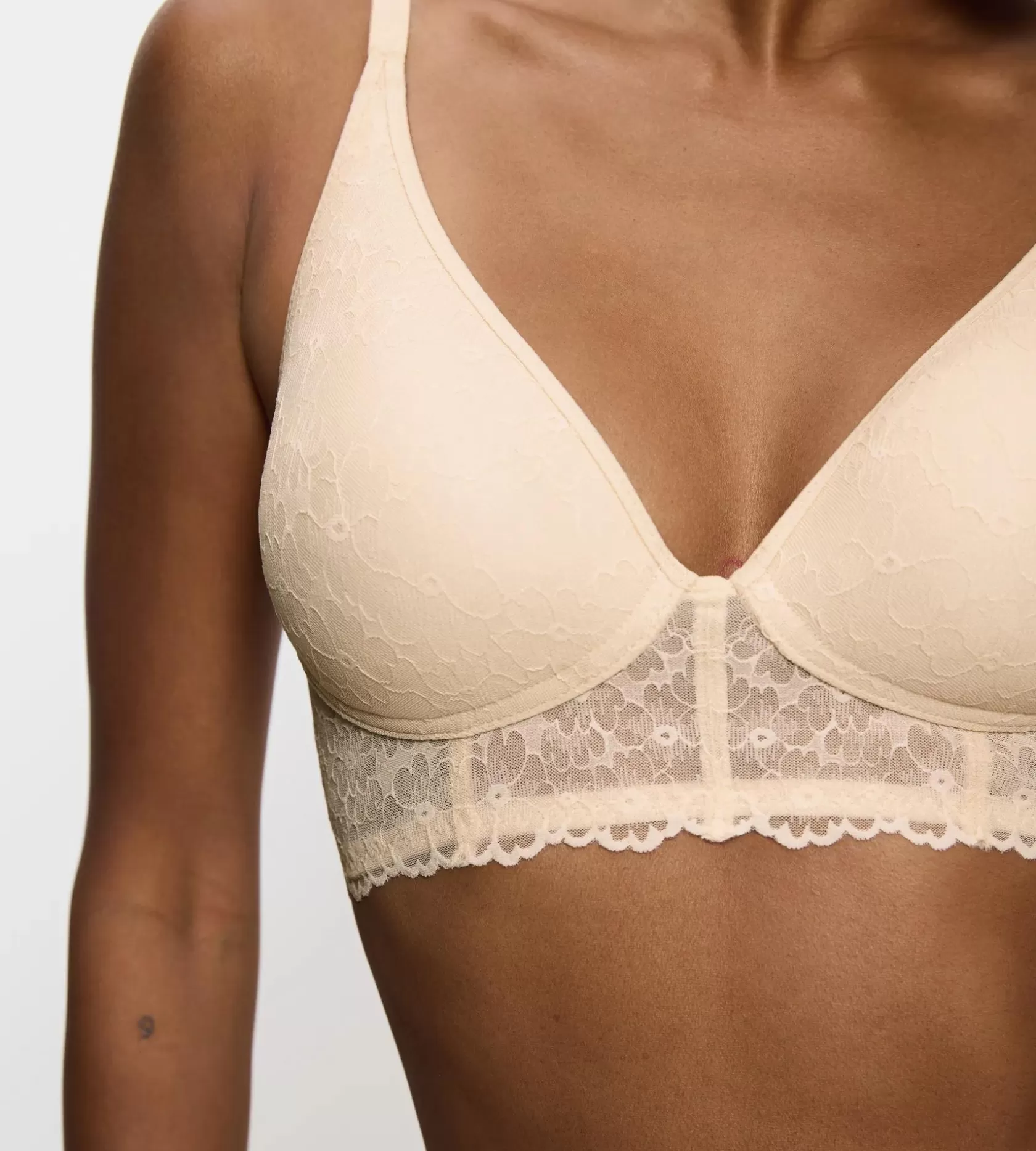 bright_spotlight_7-9.webp Triumph BRIGHT SPOTLIGHT CreamyDream Hot