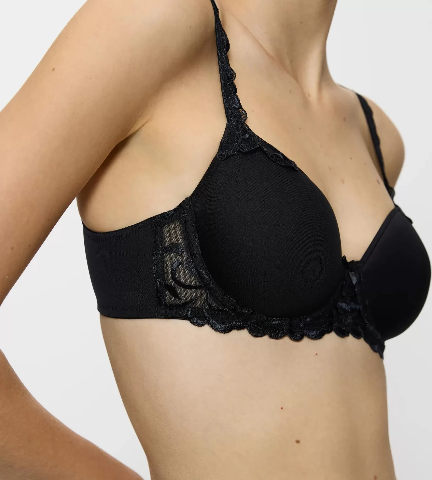 modern_finesse_7-8.webp Triumph MODERN FINESSE Black Store