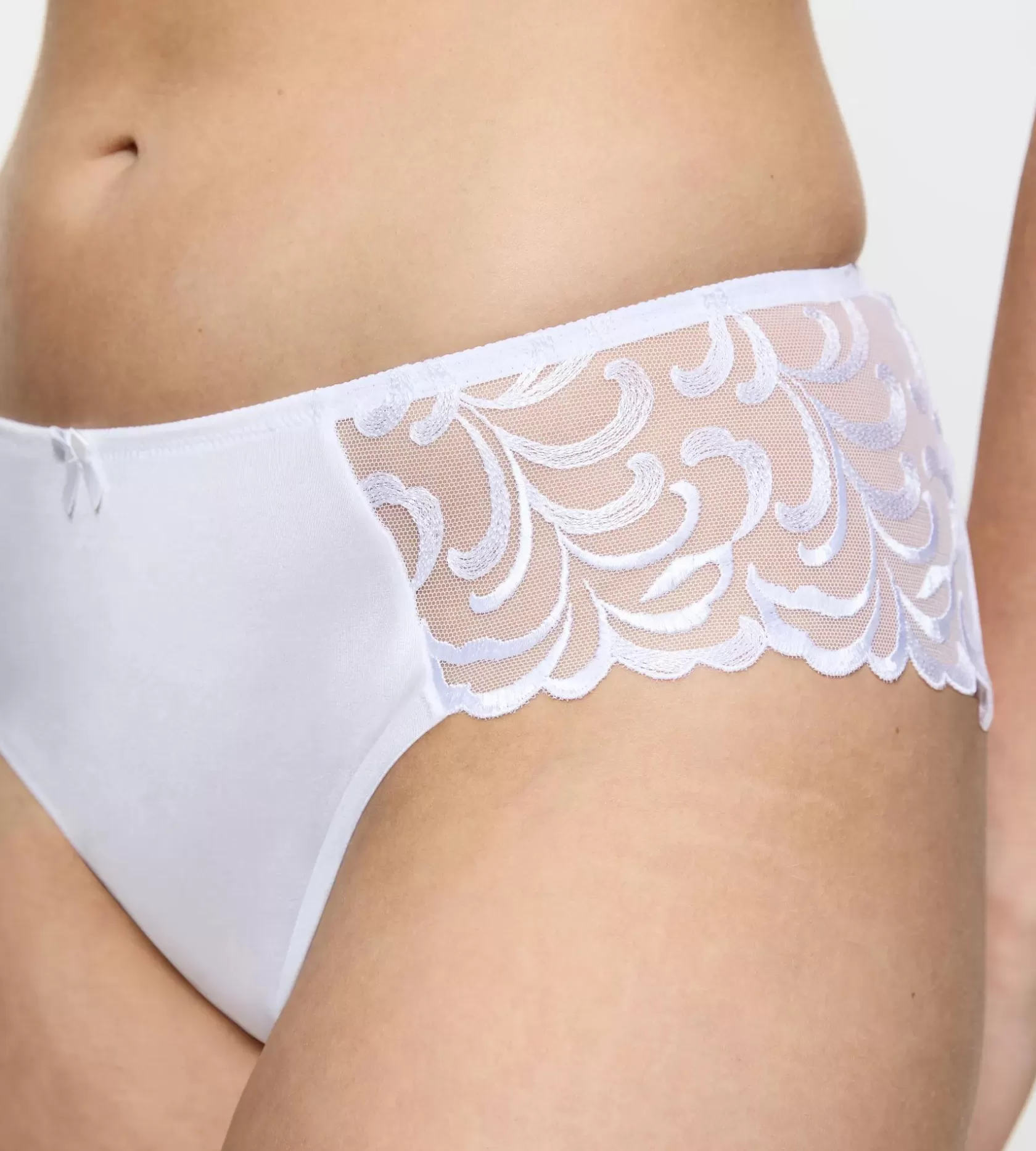 modern_finesse_7.webp Triumph MODERN FINESSE White Shop