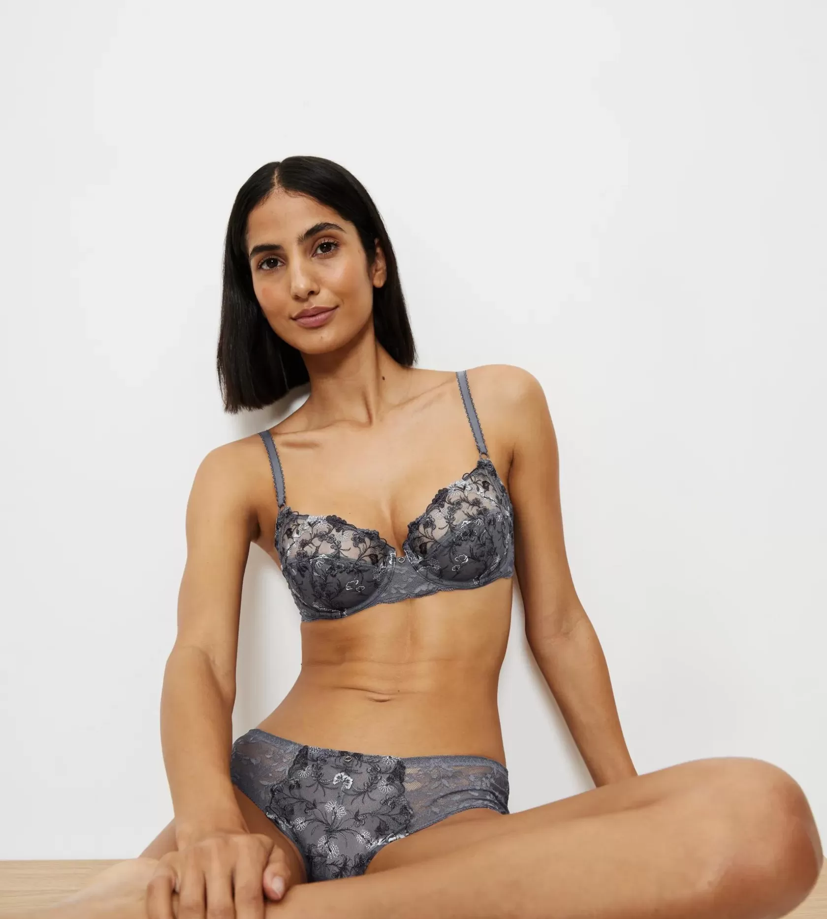 sensual_spotlight_6-6.webp Triumph SENSUAL SPOTLIGHT PebbleGrey Hot