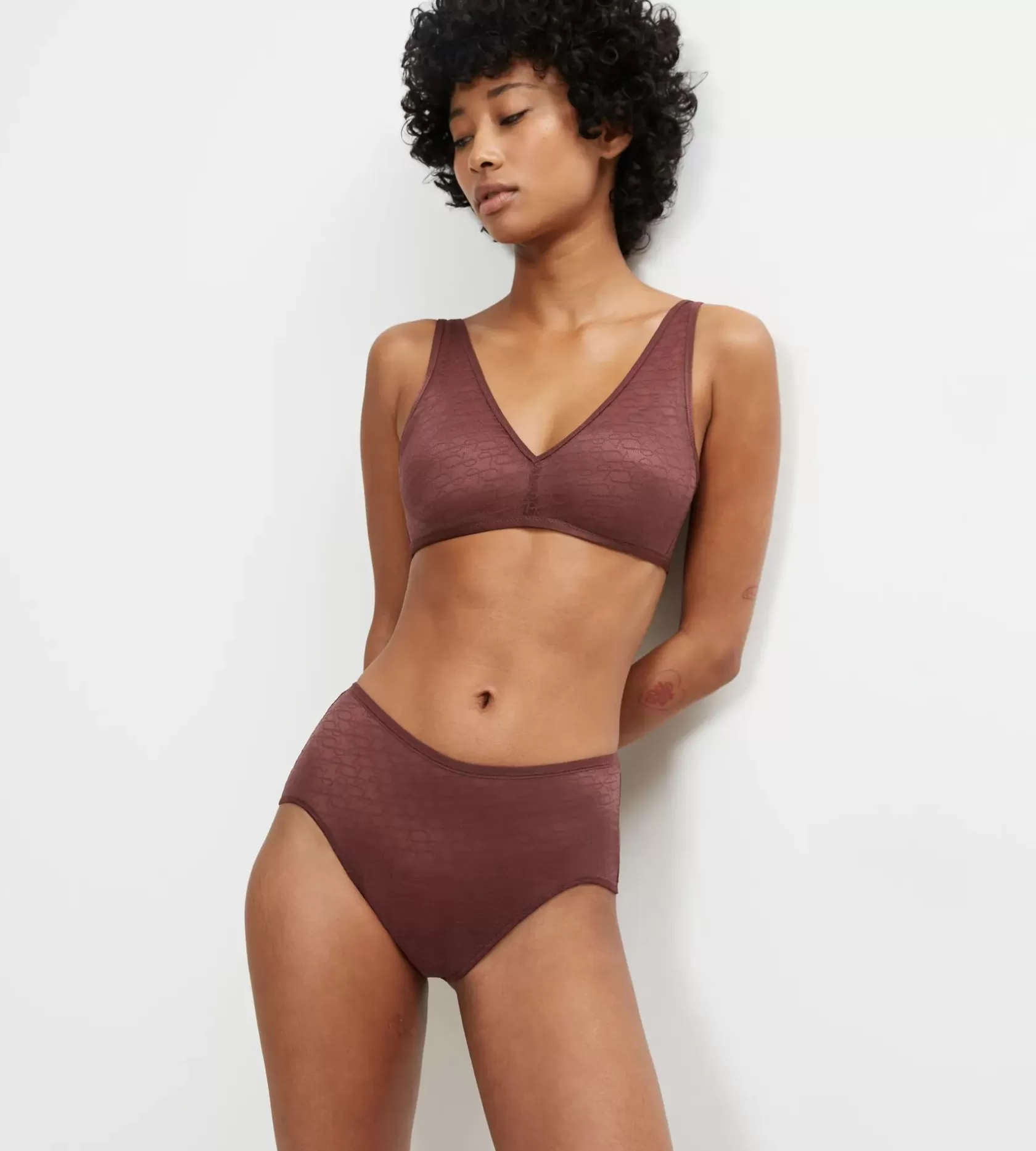 triumph_signature_sheer_6-13.webp Triumph SIGNATURE SHEER Decadentchocolate Clearance
