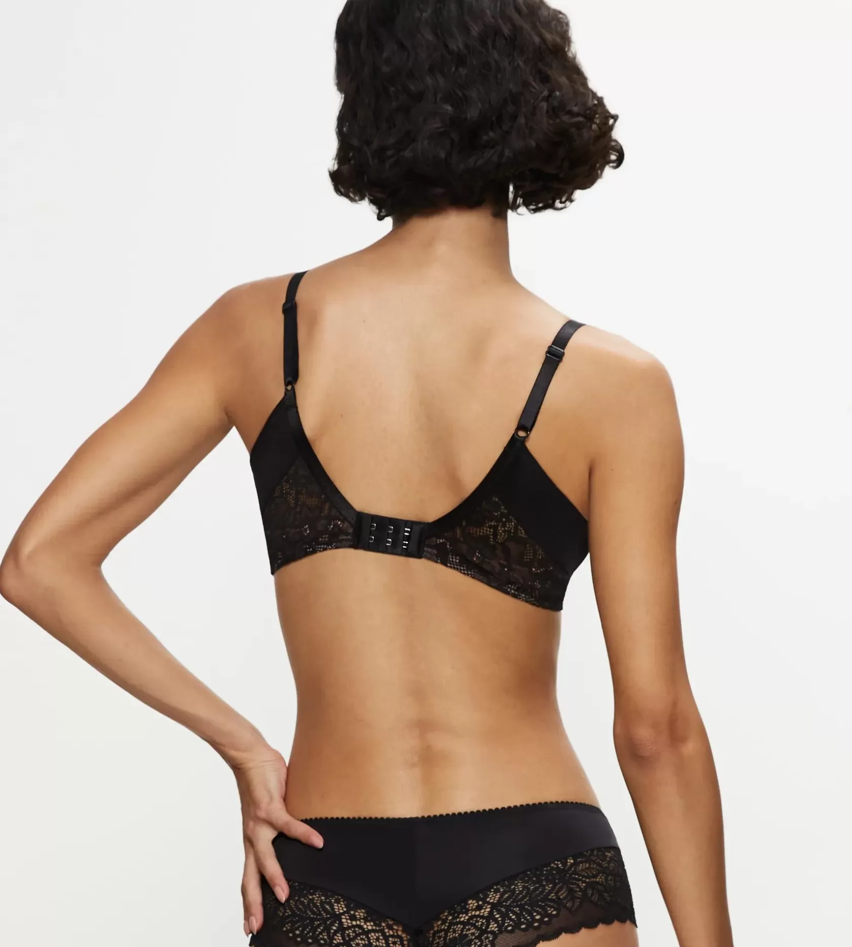 vivid_spotlight_5-3.webp Triumph VIVID SPOTLIGHT Black New